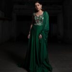 Sonalee Kulkarni Instagram - Day - 6 #Navratri 🍀 #navratricollection by @puja.patelll Photo by @trilogy_works Assistant @tejas_sarjine #HappyNavratri #sonaleekulkarni #navratrispecial #marathimulgi #colouroftheday #navratri2023 #cotd #green #colour #color