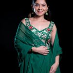 Sonalee Kulkarni Instagram - Day - 6 #Navratri 🍀 #navratricollection by @puja.patelll Photo by @trilogy_works Assistant @tejas_sarjine #HappyNavratri #sonaleekulkarni #navratrispecial #marathimulgi #colouroftheday #navratri2023 #cotd #green #colour #color