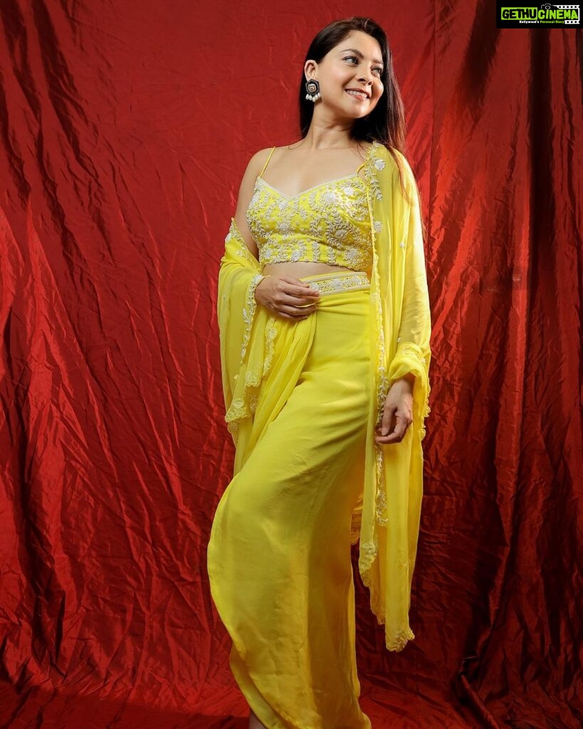 Sonalee Kulkarni Instagram - Day 5 - #Navratri 🌼 #navratricollection by @puja.patelll Photo by @saurabh_lad_photography @prathmesh_lad_photography #HappyNavratri #sonaleekulkarni #navratrispecial #marathimulgi #colouroftheday #navratri2023 #cotd #colour #color #yellow
