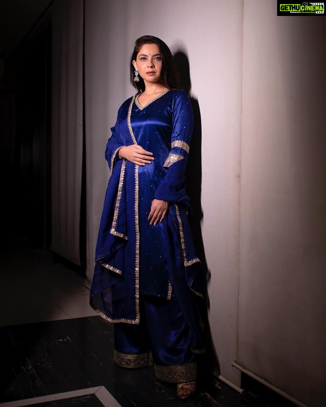 Sonalee Kulkarni Instagram - Day 4 - #navratri π #navratricollection by @puja.patelll Photo by @trilogy_works Assistant @tejas_sarjine #HappyNavratri #sonaleekulkarni #navratrispecial #marathimulgi #colouroftheday #navratri2023 #cotd #blue #royalblue #colour #color