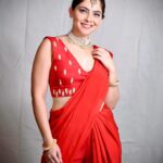 Sonalee Kulkarni Instagram - So….आजचा रंग होता …. लाल 💃🏻 #navratricollection by @puja.patelll Photography @trilogy_works #HappyNavratri #sonaleekulkarni #navratrispecial #marathimulgi #colouroftheday #navratri2023 #cotd #red #colour #color