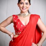 Sonalee Kulkarni Instagram - So….आजचा रंग होता …. लाल 💃🏻 #navratricollection by @puja.patelll Photography @trilogy_works #HappyNavratri #sonaleekulkarni #navratrispecial #marathimulgi #colouroftheday #navratri2023 #cotd #red #colour #color