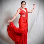 Sonalee Kulkarni Instagram - So….आजचा रंग होता …. लाल 💃🏻 #navratricollection by @puja.patelll Photography @trilogy_works #HappyNavratri #sonaleekulkarni #navratrispecial #marathimulgi #colouroftheday #navratri2023 #cotd #red #colour #color