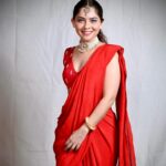Sonalee Kulkarni Instagram - So….आजचा रंग होता …. लाल 💃🏻 #navratricollection by @puja.patelll Photography @trilogy_works #HappyNavratri #sonaleekulkarni #navratrispecial #marathimulgi #colouroftheday #navratri2023 #cotd #red #colour #color