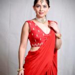 Sonalee Kulkarni Instagram - So….आजचा रंग होता …. लाल 💃🏻 #navratricollection by @puja.patelll Photography @trilogy_works #HappyNavratri #sonaleekulkarni #navratrispecial #marathimulgi #colouroftheday #navratri2023 #cotd #red #colour #color