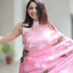 Sonalee Kulkarni Instagram - यंदाच्या दसऱ्याला… भरजरी नाही तर ही अगदी हलकी फुलकी, गोड गुलाबी, स्वतःच्या अंतर्मनातून, स्पर्शातून, निसर्गाच्या वेगवेगळ्या सुंगधांतून, ओळखून, अगदी मनापासून रंगवलेली खास साडी 🌸 माझा दसरा या विशेष मुलींनी केला हसरा…🍀 तुम्हाला पण त्यांच्या चेहऱ्यावर हसू आणि आयुष्यात आनंद आणायचा असेल, तर त्यांना स्वावलंबी बनायला सहकार्य करू शकता… @shreerang_charitable_trust ला संपर्क साधून order करा आता तुमच्या साठी साडी, पंत्या, आकाशकंदील, greeting cards इत्यादी…. किंवा DM करा @sumeet.patil.crow यांना 🙏🏻 विजयादशमीच्या हार्दिक शुभेच्छा 🍀 शुभ दसरा 🍀 #sonaleekulkarni #happydussehra #vijayadashami #dussehra