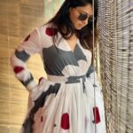 Sonalee Kulkarni Instagram - ♥️♣️♦️♠️🃏 Sometimes all you need is a little bit grey in patches! #sonaleekulkarni #grey #gray #white #red #candids