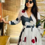 Sonalee Kulkarni Instagram - ♥️♣️♦️♠️🃏 Sometimes all you need is a little bit grey in patches! #sonaleekulkarni #grey #gray #white #red #candids