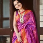 Sonalee Kulkarni Instagram – 🩷 

#sonaleekulkarni #marathimulgi #ganeshchaturthi #ganeshotsav #paithani #pink #silk #nath #sari
#sareelove #instagram #instagood 
#fashion #marathi #indian #woman