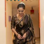 Sonalee Kulkarni Instagram – पाडवा in the new होम 🏡 

🪔शुभ पाडवा 🪔
#happydadwa 🙏🏻

#saree @devatithi 
#Photography @yashkaklotar 
#sonaleekulkarni #marathimulgi 
#dubai #diwali #happydiwali #love
#diwalispecial #brown #chocolate #sari Dubai, United Arab Emirates