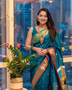 Sonalee Kulkarni Instagram - 🦚 Diwali 2023 🪔 

#saree @navinyas_handloom 
#jewellery @monali.gulhane 
#rangoli @islandrangoli 
#photography @yashkaklotar 

#sonaleekulkarni #paithani #nath #rangoli #happydiwali #indian #marathimulgi #peacockblue