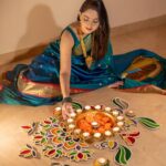 Sonalee Kulkarni Instagram – 🦚 Diwali 2023 🪔 

#saree @navinyas_handloom 
#jewellery @monali.gulhane 
#rangoli @islandrangoli 
#photography @yashkaklotar 

#sonaleekulkarni #paithani #nath #rangoli #happydiwali #indian #marathimulgi #peacockblue Dubai, United Arab Emirates