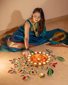 Sonalee Kulkarni Instagram - 🦚 Diwali 2023 🪔 

#saree @navinyas_handloom 
#jewellery @monali.gulhane 
#rangoli @islandrangoli 
#photography @yashkaklotar 

#sonaleekulkarni #paithani #nath #rangoli #happydiwali #indian #marathimulgi #peacockblue