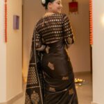 Sonalee Kulkarni Instagram – साडी appreciation पोस्ट🥻 

#saree @devatithi 
#Photography @yashkaklotar 
#sonaleekulkarni #marathimulgi 
#dubai #diwali #happydiwali #love
#diwalispecial #brown #chocolate #sari Dubai, United Arab Emirates