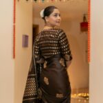 Sonalee Kulkarni Instagram – साडी appreciation पोस्ट🥻 

#saree @devatithi 
#Photography @yashkaklotar 
#sonaleekulkarni #marathimulgi 
#dubai #diwali #happydiwali #love
#diwalispecial #brown #chocolate #sari Dubai, United Arab Emirates