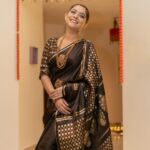 Sonalee Kulkarni Instagram – साडी appreciation पोस्ट🥻 

#saree @devatithi 
#Photography @yashkaklotar 
#sonaleekulkarni #marathimulgi 
#dubai #diwali #happydiwali #love
#diwalispecial #brown #chocolate #sari Dubai, United Arab Emirates