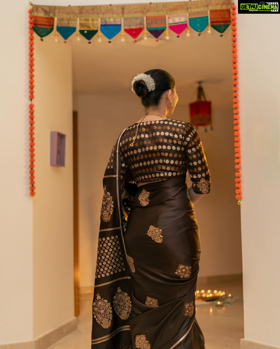 Sonalee Kulkarni Instagram - साडी appreciation पोस्ट🥻 #saree @devatithi #Photography @yashkaklotar #sonaleekulkarni #marathimulgi #dubai #diwali #happydiwali #love #diwalispecial #brown #chocolate #sari Dubai, United Arab Emirates