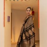Sonalee Kulkarni Instagram – साडी appreciation पोस्ट🥻 

#saree @devatithi 
#Photography @yashkaklotar 
#sonaleekulkarni #marathimulgi 
#dubai #diwali #happydiwali #love
#diwalispecial #brown #chocolate #sari Dubai, United Arab Emirates