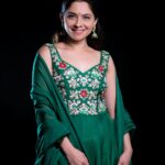 Sonalee Kulkarni Instagram - Day - 6 #Navratri 🍀 #navratricollection by @puja.patelll Photo by @trilogy_works Assistant @tejas_sarjine #HappyNavratri #sonaleekulkarni #navratrispecial #marathimulgi #colouroftheday #navratri2023 #cotd #green #colour #color