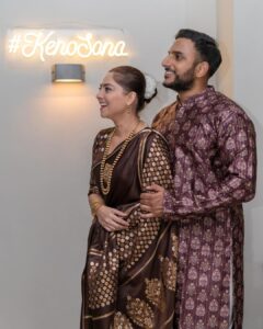 Sonalee Kulkarni Instagram - 🎆 🧨Dubai is always Diwali ready💥🎇 

#happypadwa #शुभपाडवा #padwa 🪔
#sari #saree #brown #silk @devatithi
#photographer @yashkaklotar #camera 
#dubai #dubailights #bright #skyline 
#sonaleekulkarni #kunalbenodekar