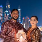 Sonalee Kulkarni Instagram – 🎆 🧨Dubai is always Diwali ready💥🎇 

#happypadwa #शुभपाडवा #padwa 🪔
#sari #saree #brown #silk @devatithi
#photographer @yashkaklotar #camera 
#dubai #dubailights #bright #skyline 
#sonaleekulkarni #kunalbenodekar Dubai, United Arab Emirates