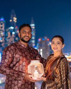 Sonalee Kulkarni Instagram - 🎆 🧨Dubai is always Diwali ready💥🎇 

#happypadwa #शुभपाडवा #padwa 🪔
#sari #saree #brown #silk @devatithi
#photographer @yashkaklotar #camera 
#dubai #dubailights #bright #skyline 
#sonaleekulkarni #kunalbenodekar