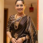 Sonalee Kulkarni Instagram – पाडवा in the new होम 🏡 

🪔शुभ पाडवा 🪔
#happydadwa 🙏🏻

#saree @devatithi 
#Photography @yashkaklotar 
#sonaleekulkarni #marathimulgi 
#dubai #diwali #happydiwali #love
#diwalispecial #brown #chocolate #sari Dubai, United Arab Emirates