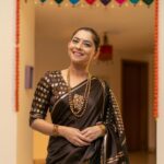 Sonalee Kulkarni Instagram – पाडवा in the new होम 🏡 

🪔शुभ पाडवा 🪔
#happydadwa 🙏🏻

#saree @devatithi 
#Photography @yashkaklotar 
#sonaleekulkarni #marathimulgi 
#dubai #diwali #happydiwali #love
#diwalispecial #brown #chocolate #sari Dubai, United Arab Emirates