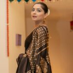 Sonalee Kulkarni Instagram – पाडवा in the new होम 🏡 

🪔शुभ पाडवा 🪔
#happydadwa 🙏🏻

#saree @devatithi 
#Photography @yashkaklotar 
#sonaleekulkarni #marathimulgi 
#dubai #diwali #happydiwali #love
#diwalispecial #brown #chocolate #sari Dubai, United Arab Emirates