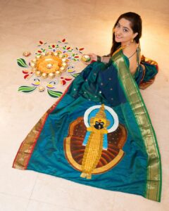 Sonalee Kulkarni Instagram - 🦚 Diwali 2023 🪔 

#saree @navinyas_handloom 
#jewellery @monali.gulhane 
#rangoli @islandrangoli 
#photography @yashkaklotar 

#sonaleekulkarni #paithani #nath #rangoli #happydiwali #indian #marathimulgi #peacockblue