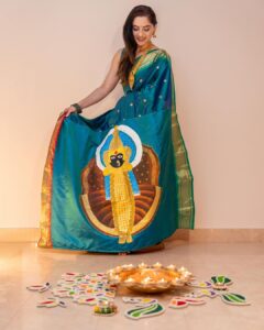 Sonalee Kulkarni Instagram - 🦚 Diwali 2023 🪔 

#saree @navinyas_handloom 
#jewellery @monali.gulhane 
#rangoli @islandrangoli 
#photography @yashkaklotar 

#sonaleekulkarni #paithani #nath #rangoli #happydiwali #indian #marathimulgi #peacockblue