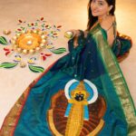 Sonalee Kulkarni Instagram – 🦚 Diwali 2023 🪔 

#saree @navinyas_handloom 
#jewellery @monali.gulhane 
#rangoli @islandrangoli 
#photography @yashkaklotar 

#sonaleekulkarni #paithani #nath #rangoli #happydiwali #indian #marathimulgi #peacockblue Dubai, United Arab Emirates