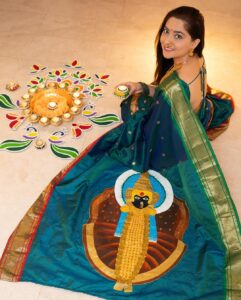 Sonalee Kulkarni Instagram - 🦚 Diwali 2023 🪔 

#saree @navinyas_handloom 
#jewellery @monali.gulhane 
#rangoli @islandrangoli 
#photography @yashkaklotar 

#sonaleekulkarni #paithani #nath #rangoli #happydiwali #indian #marathimulgi #peacockblue