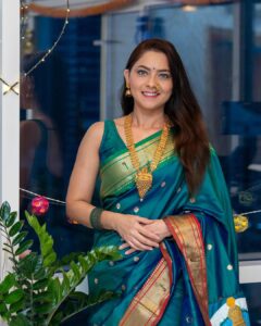 Sonalee Kulkarni Instagram - 🦚 Diwali 2023 🪔 

#saree @navinyas_handloom 
#jewellery @monali.gulhane 
#rangoli @islandrangoli 
#photography @yashkaklotar 

#sonaleekulkarni #paithani #nath #rangoli #happydiwali #indian #marathimulgi #peacockblue