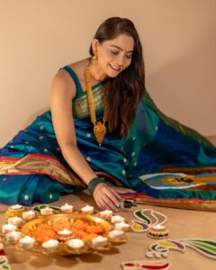 Sonalee Kulkarni Instagram - 🦚 Diwali 2023 🪔 

#saree @navinyas_handloom 
#jewellery @monali.gulhane 
#rangoli @islandrangoli 
#photography @yashkaklotar 

#sonaleekulkarni #paithani #nath #rangoli #happydiwali #indian #marathimulgi #peacockblue