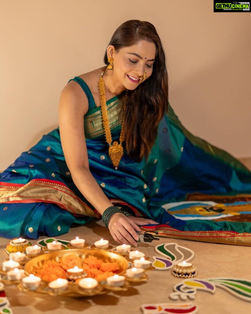 Sonalee Kulkarni Instagram - 🦚 Diwali 2023 🪔 #saree @navinyas_handloom #jewellery @monali.gulhane #rangoli @islandrangoli #photography @yashkaklotar #sonaleekulkarni #paithani #nath #rangoli #happydiwali #indian #marathimulgi #peacockblue Dubai, United Arab Emirates