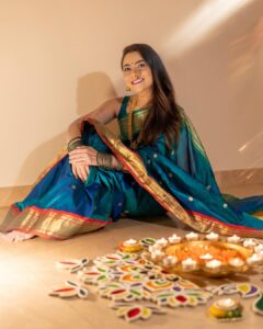 Sonalee Kulkarni Instagram - 🦚 Diwali 2023 🪔 

#saree @navinyas_handloom 
#jewellery @monali.gulhane 
#rangoli @islandrangoli 
#photography @yashkaklotar 

#sonaleekulkarni #paithani #nath #rangoli #happydiwali #indian #marathimulgi #peacockblue
