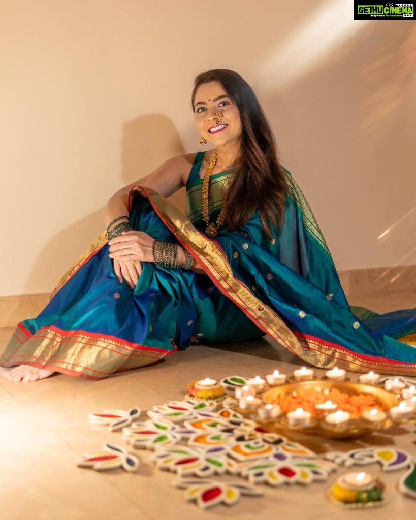 Sonalee Kulkarni Instagram - 🦚 Diwali 2023 🪔 #saree @navinyas_handloom #jewellery @monali.gulhane #rangoli @islandrangoli #photography @yashkaklotar #sonaleekulkarni #paithani #nath #rangoli #happydiwali #indian #marathimulgi #peacockblue Dubai, United Arab Emirates