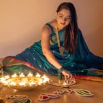 Sonalee Kulkarni Instagram – 🦚 Diwali 2023 🪔 

#saree @navinyas_handloom 
#jewellery @monali.gulhane 
#rangoli @islandrangoli 
#photography @yashkaklotar 

#sonaleekulkarni #paithani #nath #rangoli #happydiwali #indian #marathimulgi #peacockblue Dubai, United Arab Emirates