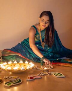 Sonalee Kulkarni Instagram - 🦚 Diwali 2023 🪔 

#saree @navinyas_handloom 
#jewellery @monali.gulhane 
#rangoli @islandrangoli 
#photography @yashkaklotar 

#sonaleekulkarni #paithani #nath #rangoli #happydiwali #indian #marathimulgi #peacockblue