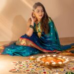 Sonalee Kulkarni Instagram – 🦚 Diwali 2023 🪔 

#saree @navinyas_handloom 
#jewellery @monali.gulhane 
#rangoli @islandrangoli 
#photography @yashkaklotar 

#sonaleekulkarni #paithani #nath #rangoli #happydiwali #indian #marathimulgi #peacockblue Dubai, United Arab Emirates