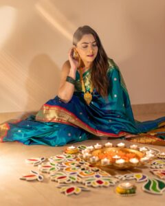 Sonalee Kulkarni Instagram - 🦚 Diwali 2023 🪔 

#saree @navinyas_handloom 
#jewellery @monali.gulhane 
#rangoli @islandrangoli 
#photography @yashkaklotar 

#sonaleekulkarni #paithani #nath #rangoli #happydiwali #indian #marathimulgi #peacockblue