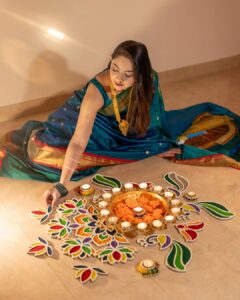Sonalee Kulkarni Instagram - 🦚 Diwali 2023 🪔 

#saree @navinyas_handloom 
#jewellery @monali.gulhane 
#rangoli @islandrangoli 
#photography @yashkaklotar 

#sonaleekulkarni #paithani #nath #rangoli #happydiwali #indian #marathimulgi #peacockblue