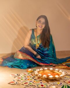 Sonalee Kulkarni Instagram - 🦚 Diwali 2023 🪔 

#saree @navinyas_handloom 
#jewellery @monali.gulhane 
#rangoli @islandrangoli 
#photography @yashkaklotar 

#sonaleekulkarni #paithani #nath #rangoli #happydiwali #indian #marathimulgi #peacockblue