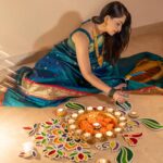 Sonalee Kulkarni Instagram – 🦚 Diwali 2023 🪔 

#saree @navinyas_handloom 
#jewellery @monali.gulhane 
#rangoli @islandrangoli 
#photography @yashkaklotar 

#sonaleekulkarni #paithani #nath #rangoli #happydiwali #indian #marathimulgi #peacockblue Dubai, United Arab Emirates