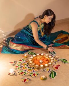 Sonalee Kulkarni Instagram - 🦚 Diwali 2023 🪔 

#saree @navinyas_handloom 
#jewellery @monali.gulhane 
#rangoli @islandrangoli 
#photography @yashkaklotar 

#sonaleekulkarni #paithani #nath #rangoli #happydiwali #indian #marathimulgi #peacockblue