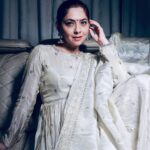 Sonalee Kulkarni Instagram - नवरात्री ची दुसरी माळ .,. 🪽🕊️🤍🦢🐚 #navratricollection by @puja.patelll #HappyNavratri #sonaleekulkarni #navratrispecial #marathimulgi #colouroftheday #navratri2023 #cotd #white #colour #color