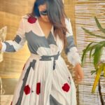 Sonalee Kulkarni Instagram - ♥️♣️♦️♠️🃏 Sometimes all you need is a little bit grey in patches! #sonaleekulkarni #grey #gray #white #red #candids