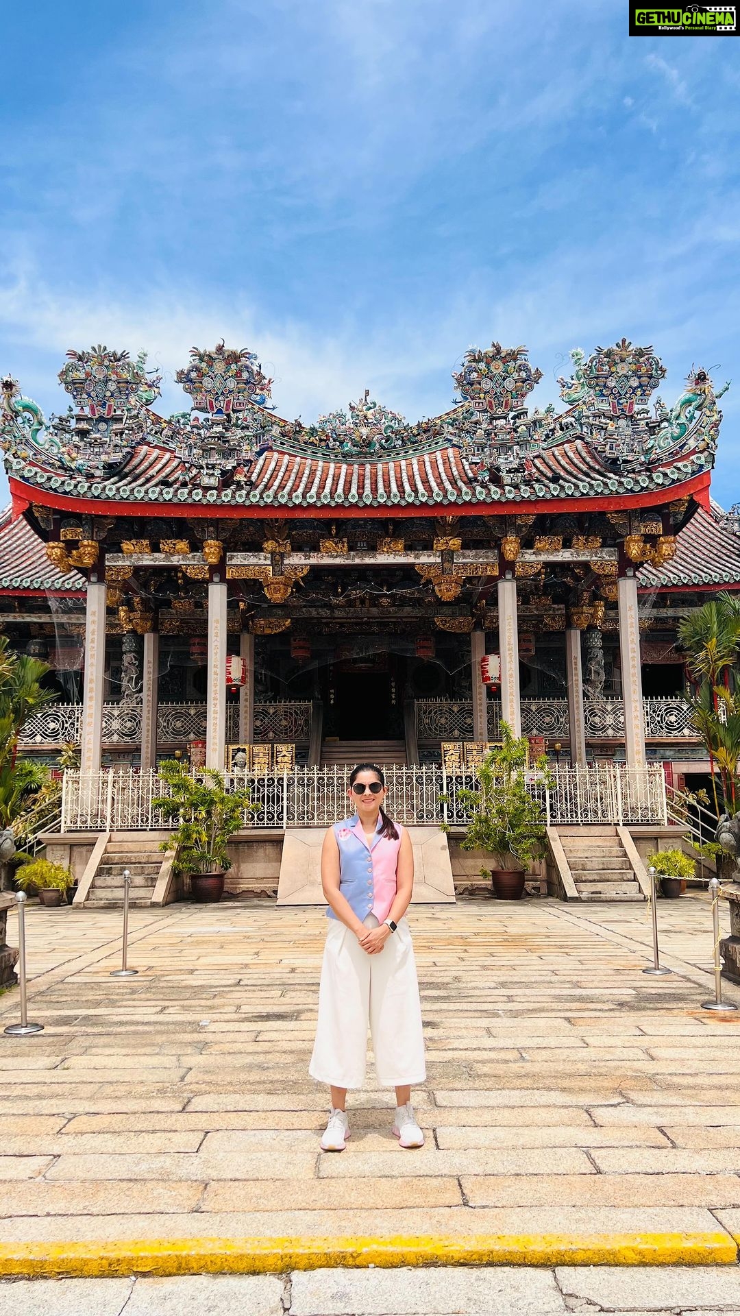 Sonalee Kulkarni Instagram - पौर्वात्य संस्कृतींच्या मिश्रणासाठी #Malaysia मध्ये प्रसिद्ध असलेले #PenangIsland प्रमुख आहे. त्याच्या राजधानी #GeorgeTown मधील #Unescoworldheritage sights, museums आणि बरंच काही पाहा.. माझ्या नवीन #Travelogue भागात - LINK IN BIO 🔗 Shot by @kb_keno Editing : @akhilkulkarni_gg @manoj___halande Managed by @aanurag3 @_its_just_shital_ #penang #sonaleekulkarni @youtube @youtubeindia Penang, Malaysia
