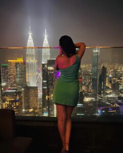Sonalee Kulkarni Instagram - Living upto the height…I mean the hype 🤪

Exploring the Skyline, night life of #kualalumpur #malaysia in my latest episode on my @youtube channel. 

#travelogue out now LINK IN BIO 

Photos by @kb_keno 
#sonaleekulkarni #malaysia #travelblogger #travelphotography #storyteller #traveldiaries